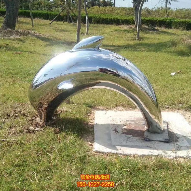 鏡面不銹鋼海豚，園林草坪躍出地面，鉆入地底的海豚