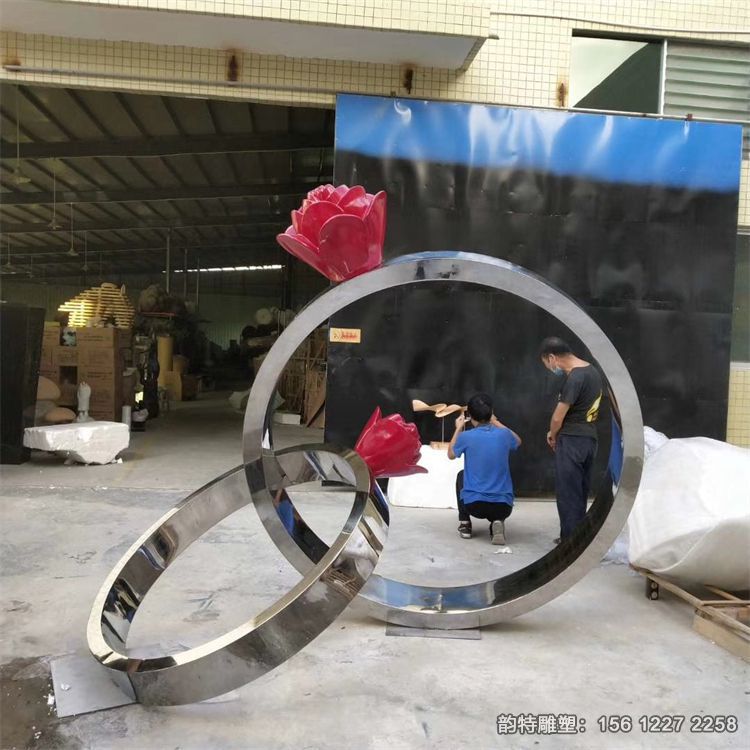不銹鋼戒指雕塑 線條流暢，藝術感染力強