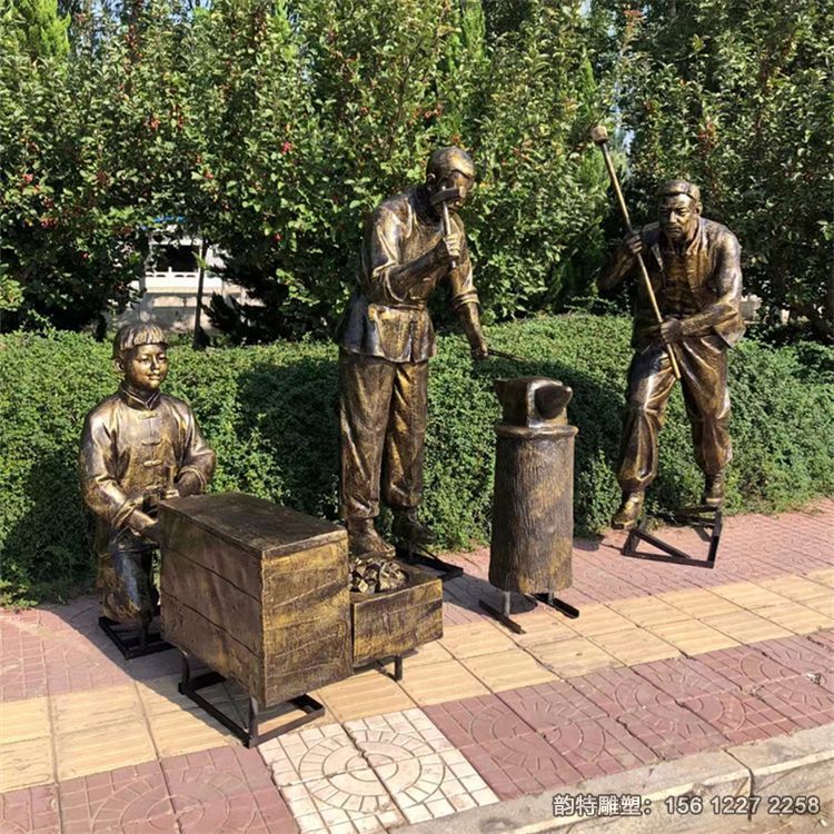 玻璃鋼打鐵匠雕塑，民俗打鐵人物雕塑制作廠家