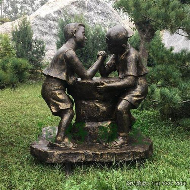 玻璃鋼童趣主題雕塑，兩個(gè)小孩掰手腕雕塑