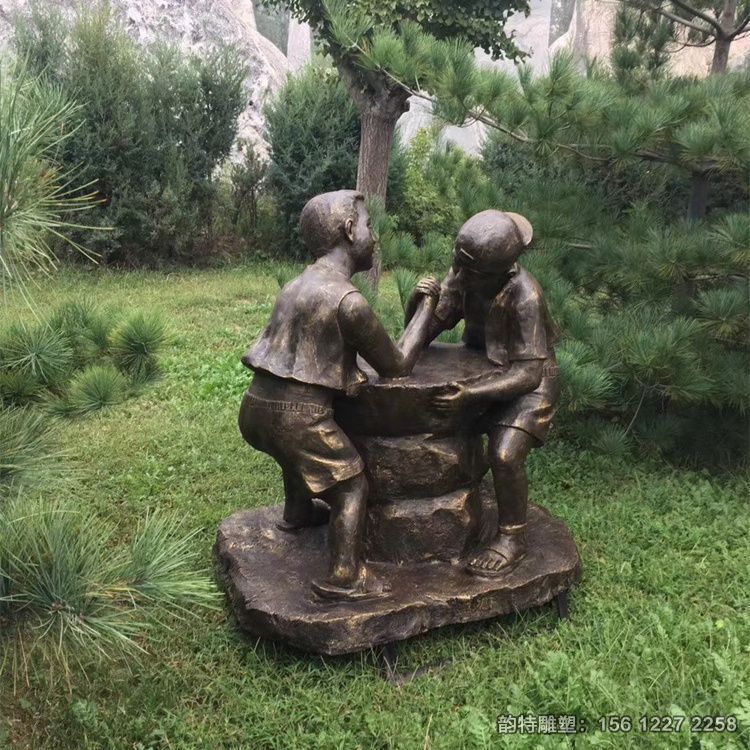 玻璃鋼小孩掰手腕雕塑,兒童玩耍主題雕塑案例分享 玻璃鋼小孩掰手腕雕塑,兒童玩耍主題雕塑案例分享